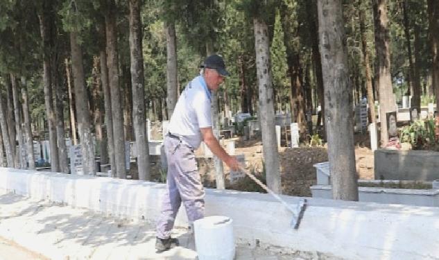 Burhaniye Belediyesi Mezarlıklar Bayrama Hazırlanıyor