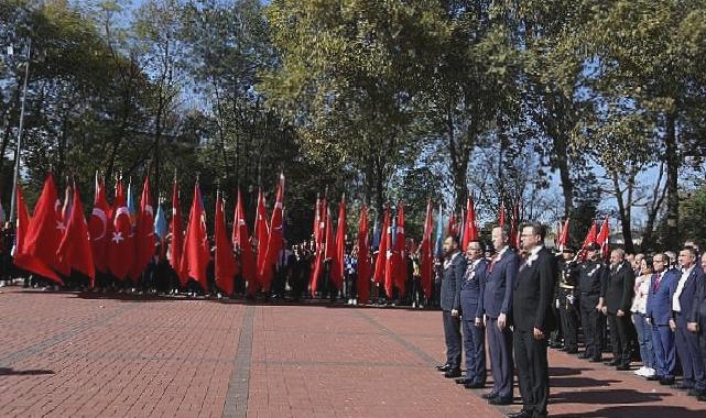 29 Ekim Cumhuriyet Bayramı’nın 100. yıldönümü kutlamaları, bugün Atatürk anıtı önünde düzenlenen çelenk sunma töreniyle başladı.