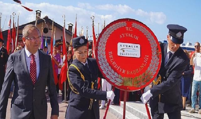 Ayvalıklılar cumhuriyetin 100.yıl dönümü için coşkuyla yürüdü