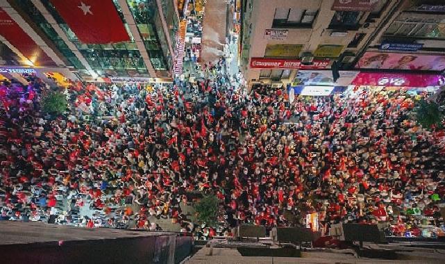 Binlerce Karşıyakalı Cumhuriyet aşkıyla sel oldu, sokaklara döküldü