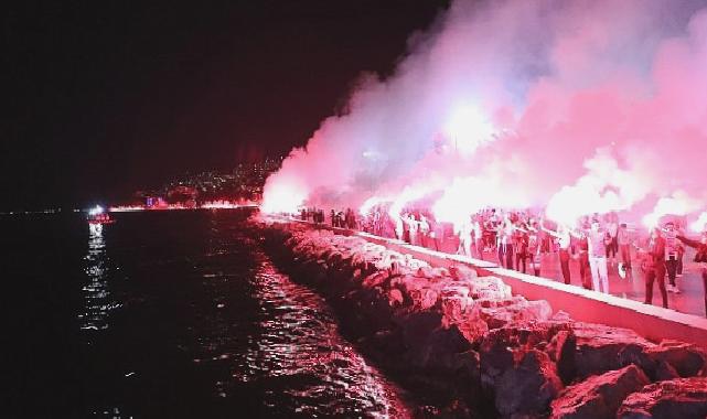 Gemlik’te binlerce meşale Cumhuriyet için yakıldı.