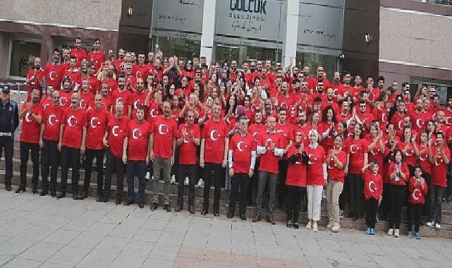 Gölcük Belediyesi Cumhuriyetin 100. Yılında Kırmızı Beyaza büründü