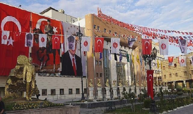 Keçiören’in cadde ve sokakları cumhuriyet’in 100.yılı kutlamaları için bayraklarla donatıldı