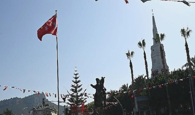 Kemer bayraklarla donatıldı