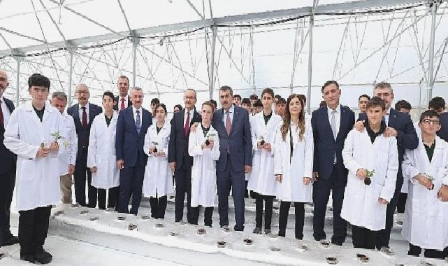 Kocaeli’de öğrenciler topraksız tarım Ar-Ge serasında çilek yetiştiriyor
