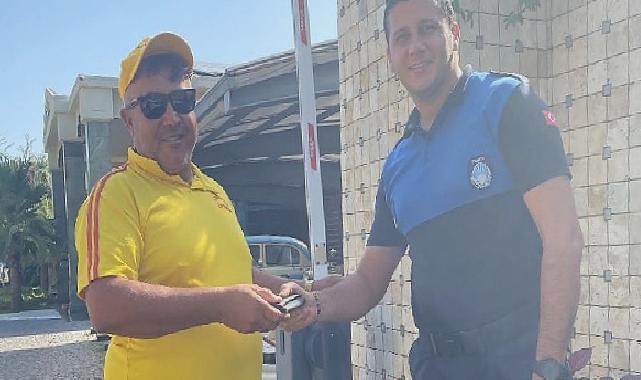 Zabıta kayıp cüzdanı sahibine teslim etti