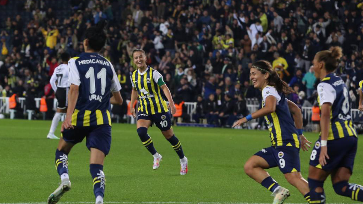 Fenerbahçe, evinde Beşiktaş’ı 3-2 yenerek galip geldi.