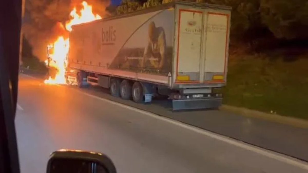 Tekstil ürünleri taşıyan TIR alev alev yanarak kül oldu.