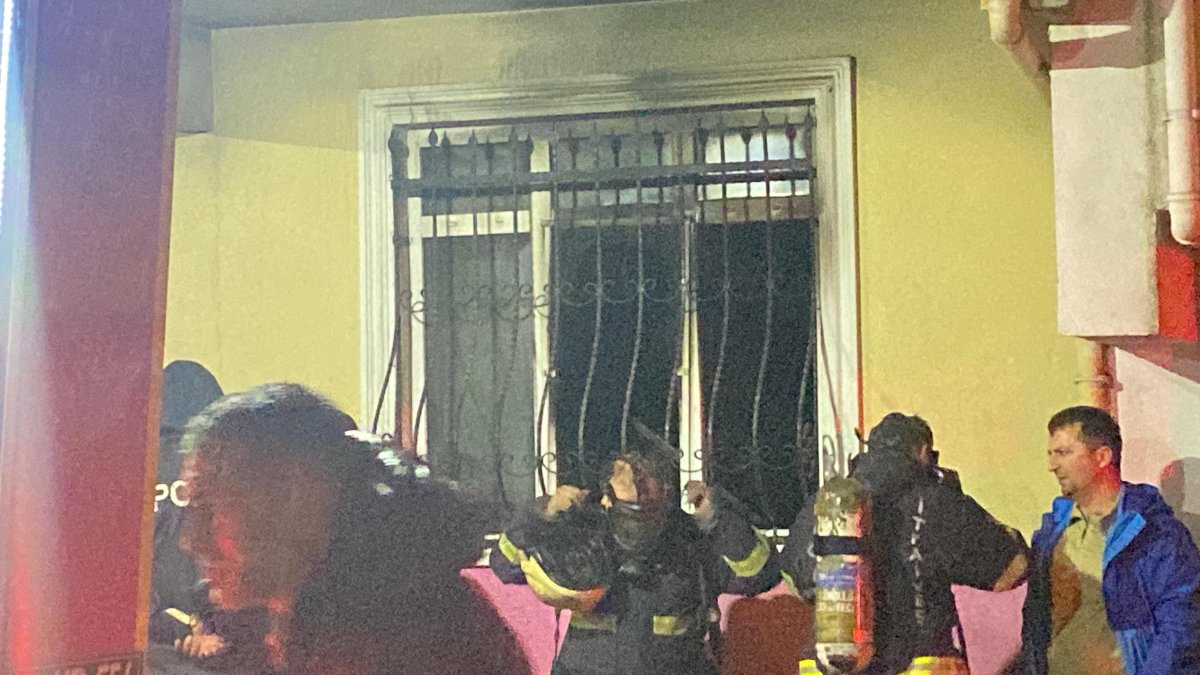 Evin sahibine öfkelendi ve evi ateşe verdi.