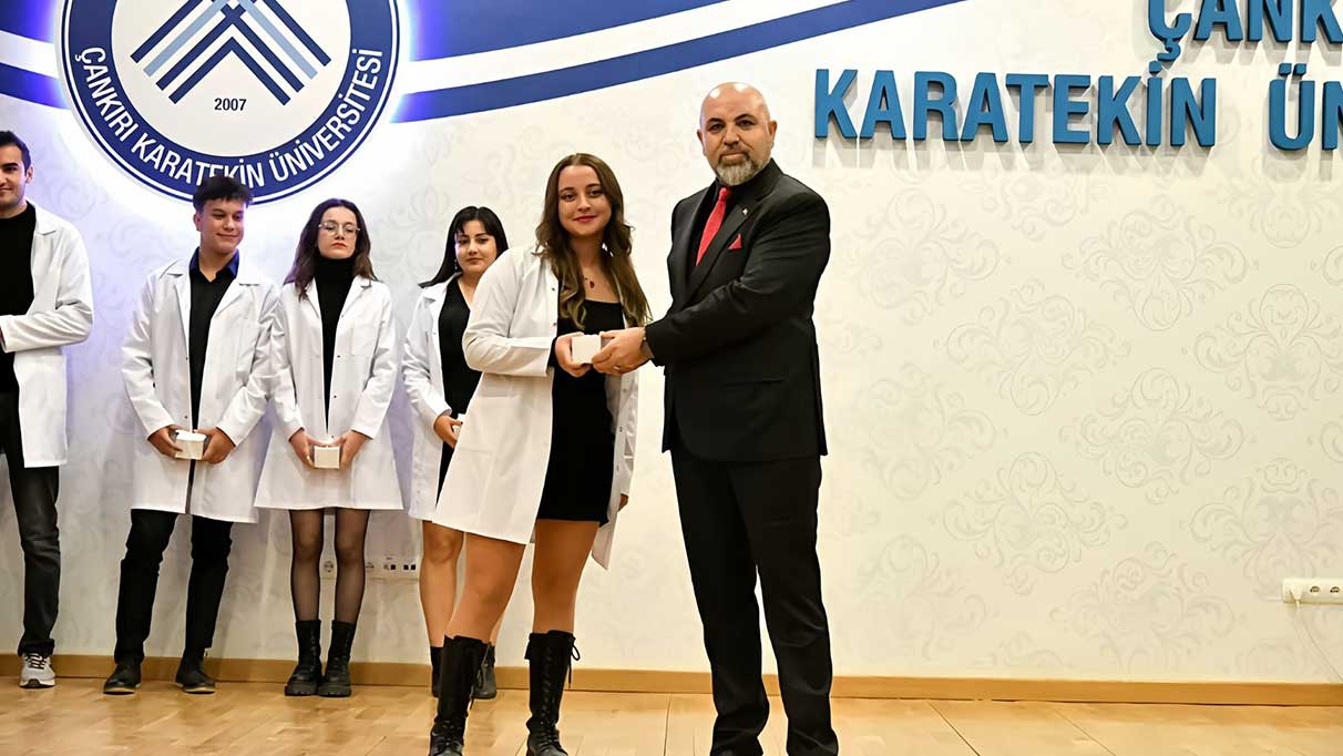 Yeni nesil diş hekimleri artık beyaz önlüklerini giymeye başladı.