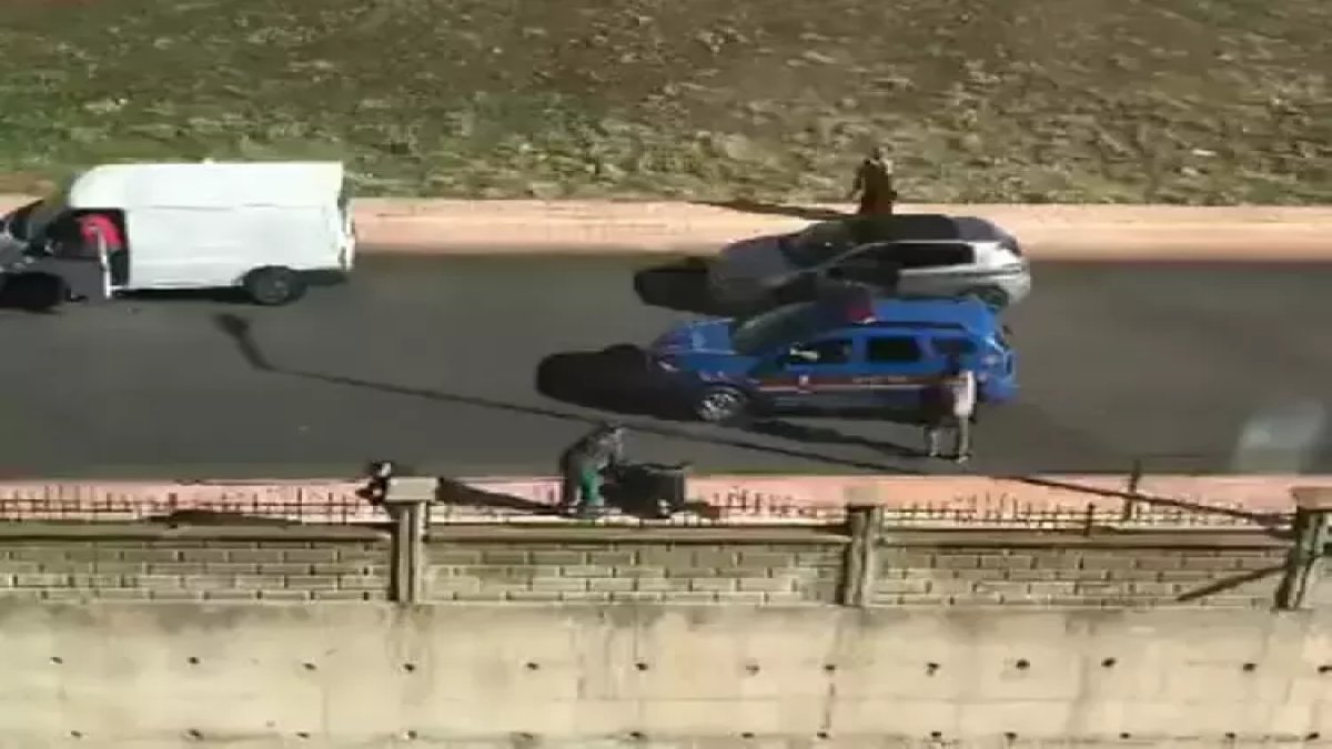 Kaldırımda yürüyen kişiye bıçakla saldırı anı kamerada