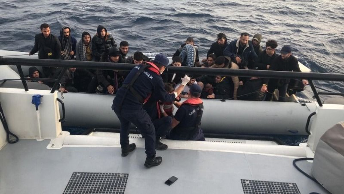 Bodrum açıklarında 56 düzensiz göçmen denizden kurtarıldı