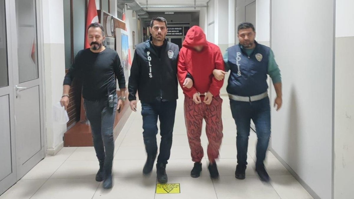 Firari 5 ayrı suçtan aranan şahıs, şok ekibine yakalandı.
Kaçmaya çalışan 5 ayrı suçtan aranan kişi, şok ekibi tarafından yakalandı.
Firari suçlu, 5 ayrı suçtan aranıyordu ve şok ekibi tarafından yakalandı.
Kaçmaya çalışan suçlu, 5 farklı suçtan aranıyordu ve şok ekibi tarafından engellendi.
5 ayrı suçtan aranan firari, kaçamadı ve şok ekibi tarafından yakalandı.