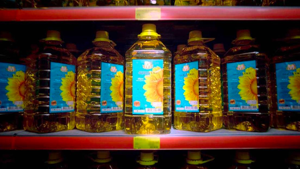 Bu market, ücretsiz olarak 5 litrelik ayçiçek yağı dağıtıyor.