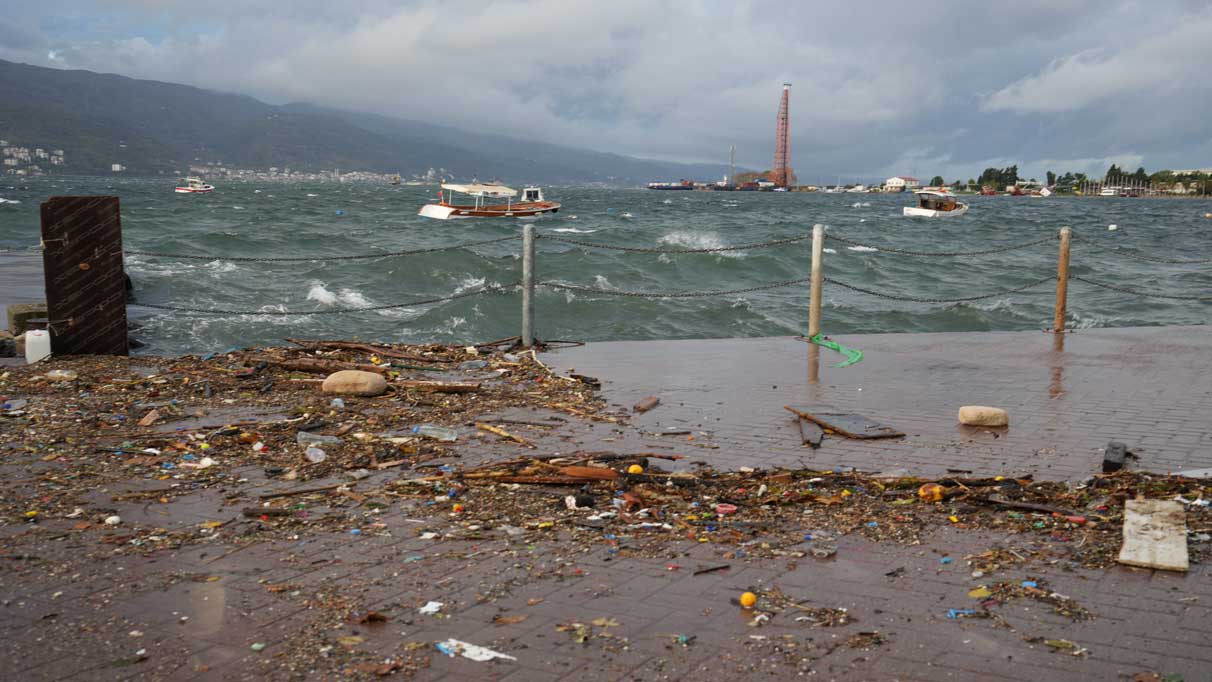 Kocaeli sahilinde deniz taşkını yaşandı!