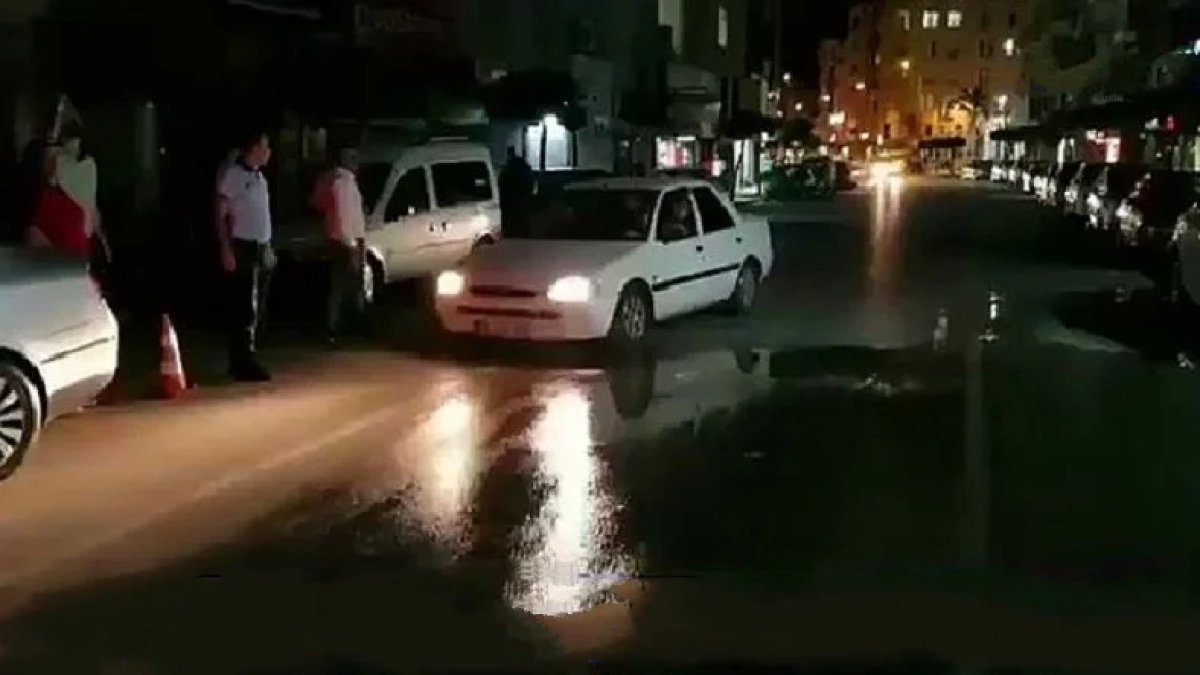 Hatay’da şiddetli yağış ve fırtına olumsuz etkileriyle hayatı etkiledi.
