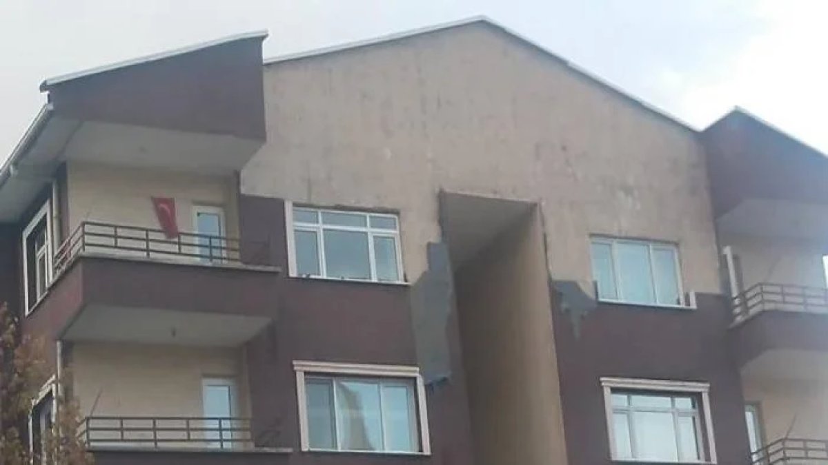 Ankara’da güçlü rüzgar, bir binanın dış kaplamasını uçurdu.