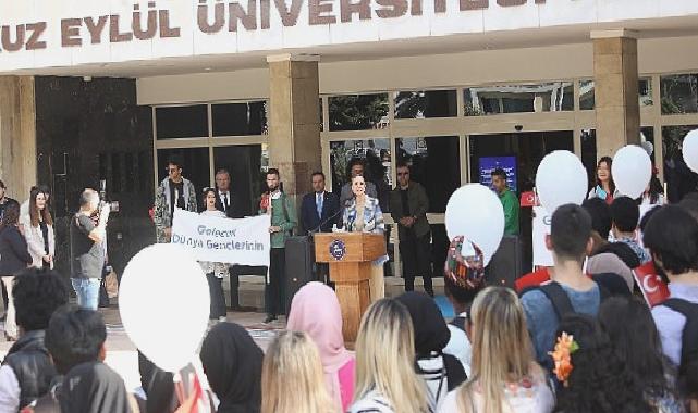 DEÜ’lü öğrenciler Filistin için barış balonları uçurdu