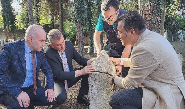 Gölcük Örcün Camisi Haziresi’ndeki Osmanlı dönemine ait mezar taşlarının koruma ve onarımı için çalışma başlatıldı.