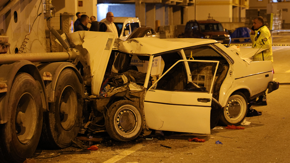 Tır, otomobile arkadan çarptı: 1 kişi hayatını kaybetti, 4 kişi yaralandı
