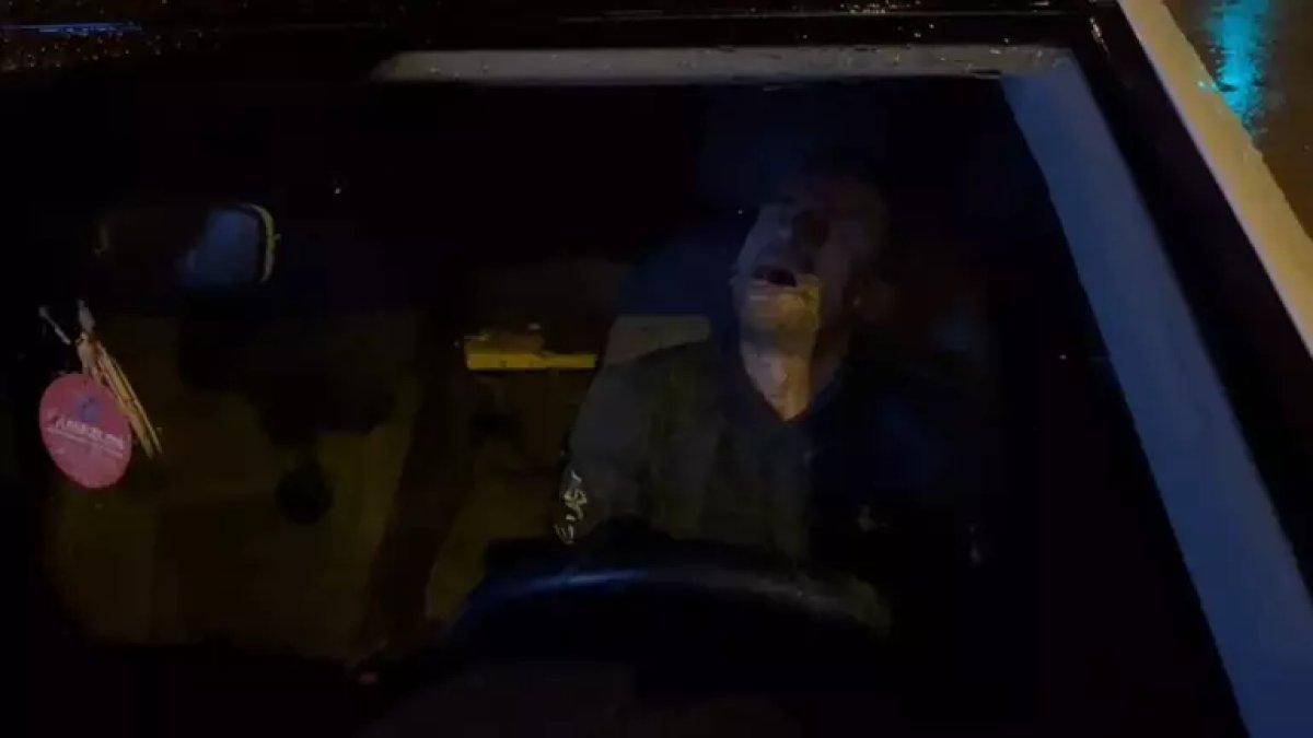 Trafikte uyuyan sürücüye ehliyetsizlik cezası verildi: 4 bin 64 TL ödeme yapacak