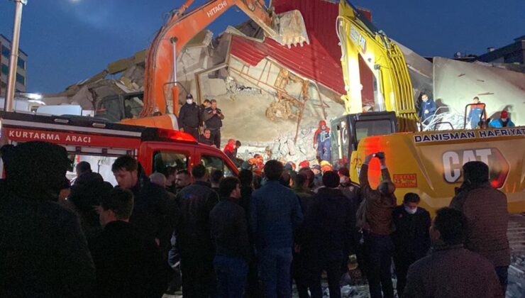Kurtarma ekipleri çöken binanın altında kalan operatörün cansız bedenine ulaştı