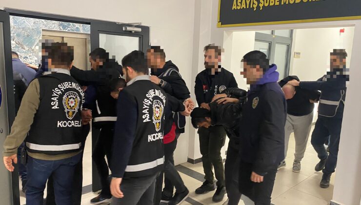 Hırsızlar 4 milyon lira değerindeki malzemeleri çalarken suçüstü yakalandı.