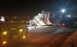 Freni boşalan kamyon kaza yaparak eve girdi: 2 kişi hayatını kaybetti
