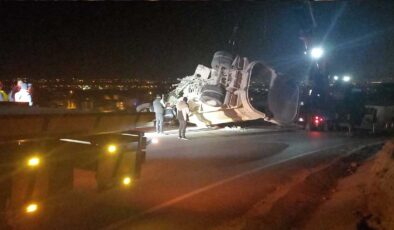 Freni boşalan kamyon kaza yaparak eve girdi: 2 kişi hayatını kaybetti