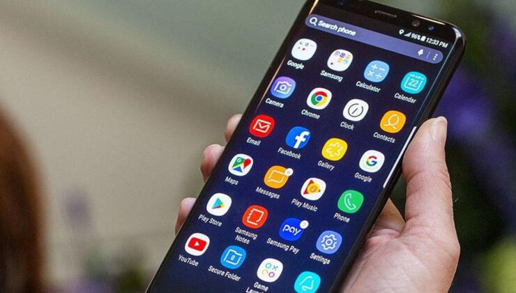 Android telefonlarda zil sesi değiştirme ve kişiye özel zil sesi ayarlama işlemleri nasıl yapılır?

Android telefonlarda zil sesi değiştirme ve kişiye özel zil sesi ayarlama için adımlar şu şekildedir:

1. Telefonunuzun ayarlar bölümüne gidin.
2. Ardından ses ve bildirimler veya çağrılar alanına tıklayın.
3. Zil sesi seçeneğine tıklayarak mevcut zil seslerinden birini seçebilir veya yeni bir zil sesi ekleyebilirsiniz.
4. Kişiye özel zil sesi ayarlamak için rehberinize gidin ve istediğiniz kişiyi seçin.
5. Kişinin detaylarına tıklayarak zil sesi seçeneğine ulaşabilir ve bu kişiye özel bir zil sesi atayabilirsiniz.

Bu adımları takip ederek Android telefonunuzda zil sesi değiştirme ve kişiye özel zil sesi ayarlama işlemlerini gerçekleştirebilirsiniz.