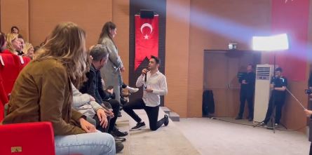 İmamoğlu’nun Mevzular Açık Mikrofon programında sürpriz evlilik teklifi!