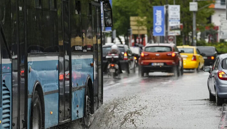Ankara’da Şiddetli Fırtına ve Yağış Olayları! Ağaçlar Devrildi, Çatılar Uçtu!