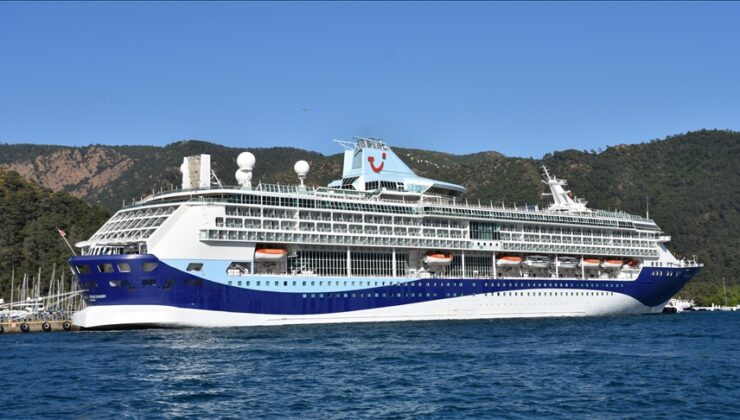 Marmaris Limanı’na Gelen Turistler Şehri Keşfetti!